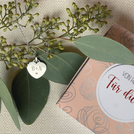 Silberne Herzkette mit Gravur in eleganter Geschenkbox
