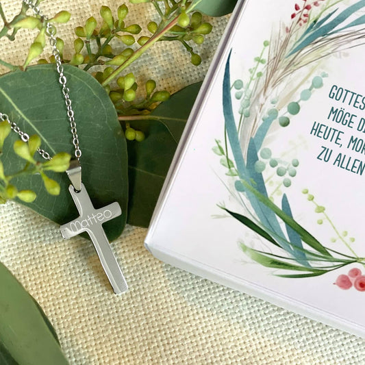 Silberne Halskette mit Kreuz Anhänger und Name graviert zu Kommunion