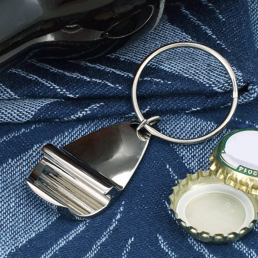 Mit Flaschenöffner auf der Rückseite