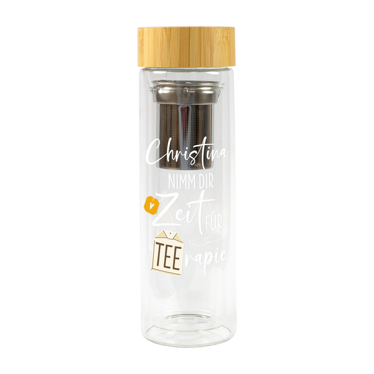 Freigestellte personalisierte Glasflasche mit Teesieb, Bambusdeckel, Wunschname Christina und Spruch „Nimm dir Zeit für TEErapie“ auf weißem Hintergrund