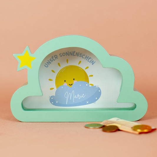 Spardose Wolke mit Sonnenschein-Motiv, personalisierbar mit Name, Nahaufnahme der Frontansicht