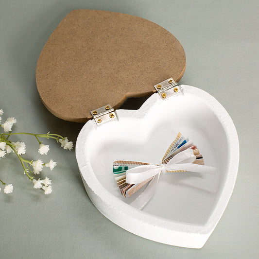 Personalisierte Herzdose aus Holz zur Hochzeit mit Wunschtext und Initialen