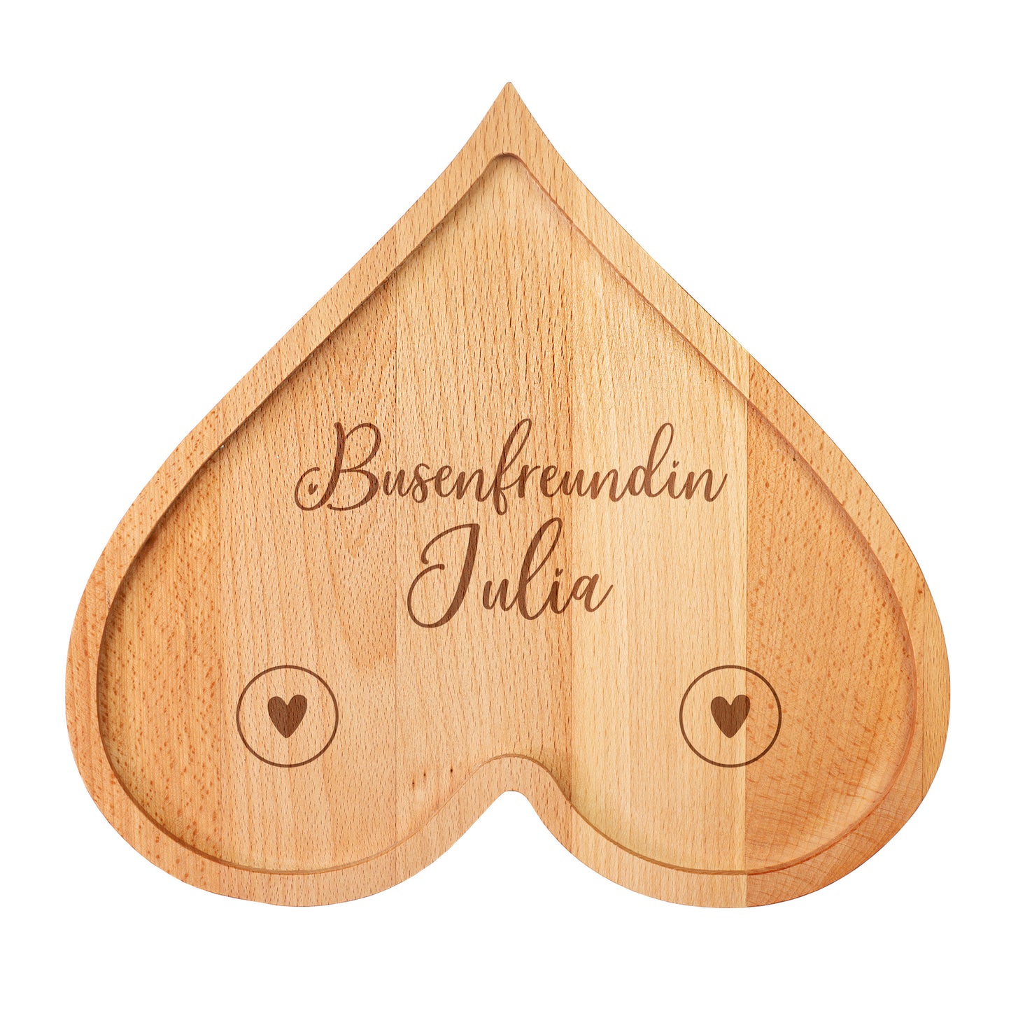Freigestelltes XL-Frühstücksbrettchen aus Holz in Herzform mit Schriftzug „Busenfreundin“