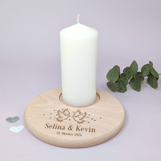 Hochzeitlicher Kerzenteller mit Tauben und Stumpenkerze – liebevoll arrangiert mit Eukalyptus und Herzen