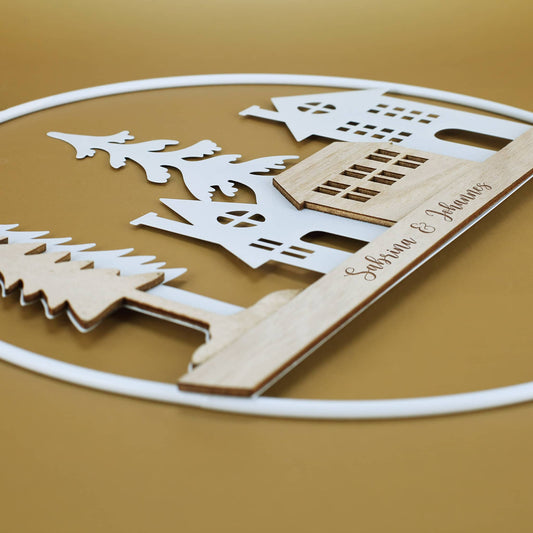 Skyline aus Häusern & Tannen mit Namen graviert