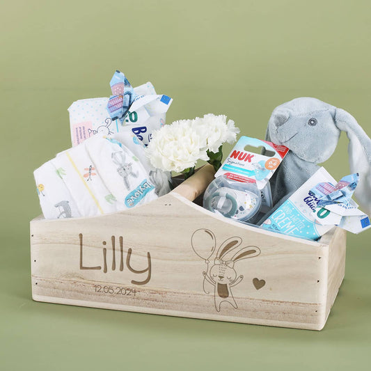 Mit Name, Datum und Hasen-Motiv graviert