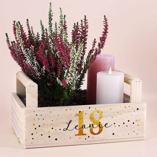 Dekorierte Holzkiste als kreatives Geburtstagsgeschenk