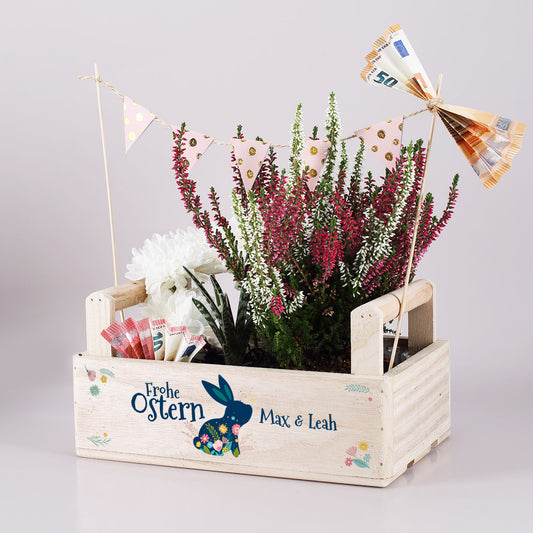 Frohe Ostern - Holzstiege mit Osterhase, Blüten und Name