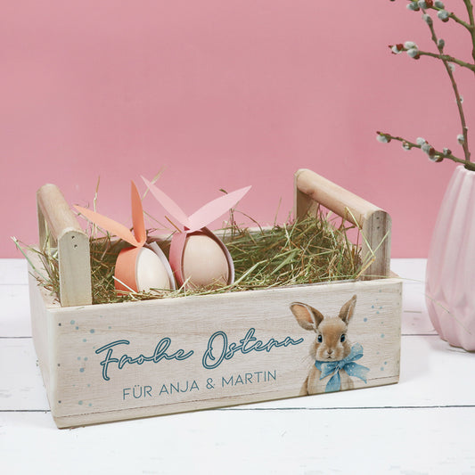 Personalisierter Oster Pflanzkorb mit Mittelgriff, Heu, Ostereiern und Hasenmotiv als Holzkiste mit Wunschtext