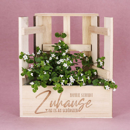 Holz-Pflanzkorb als Geschenkidee zum Einzug mit Ihren Wunschnamen graviert