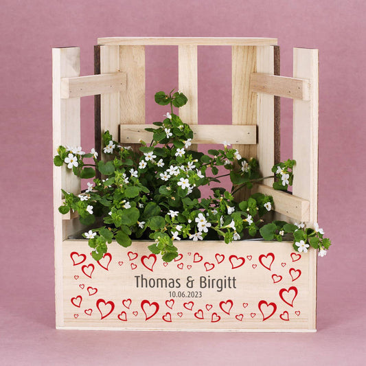 Pflanzkorb aus Holz als romantische Gartendekoration