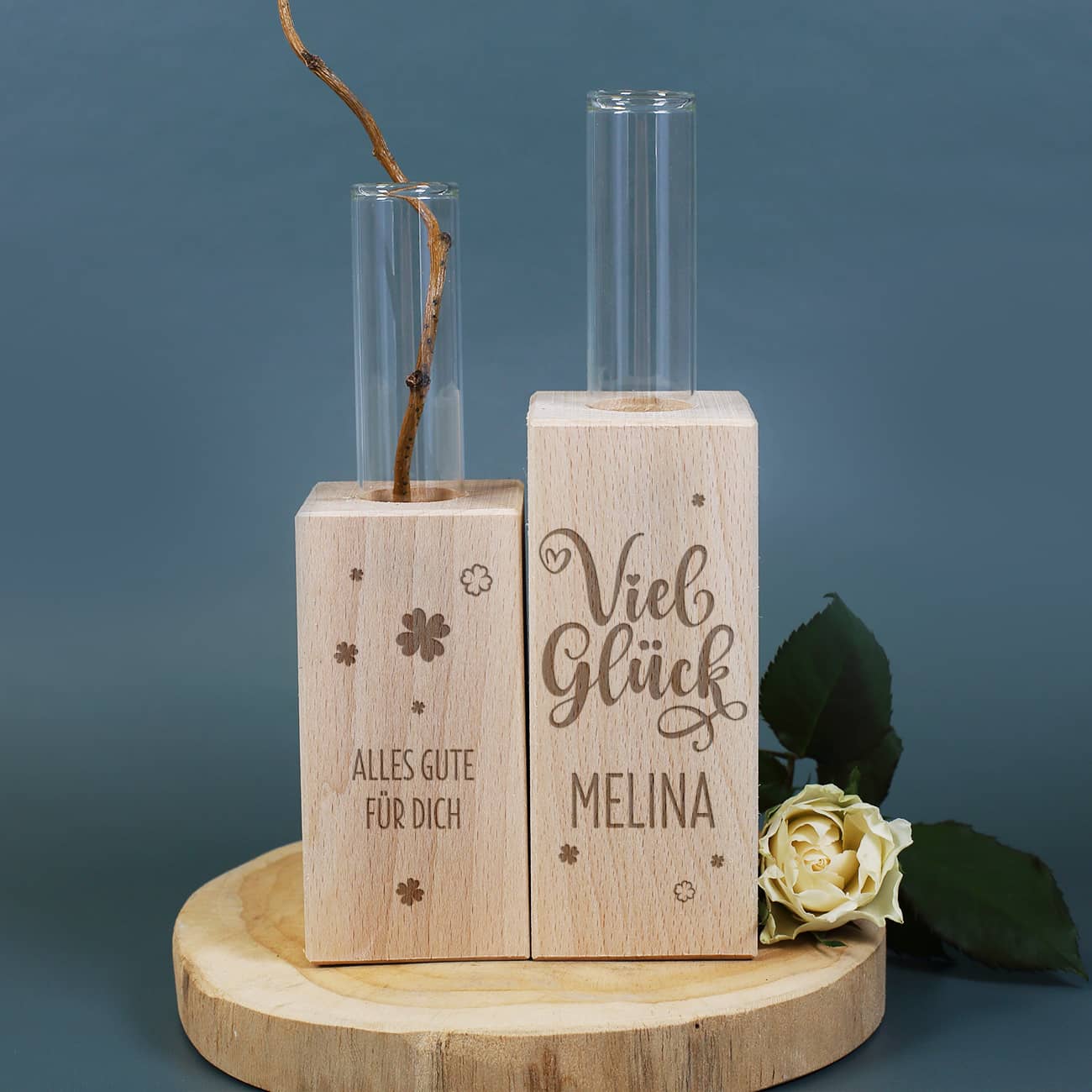 Vase mit Reagenzgläschen im Holz