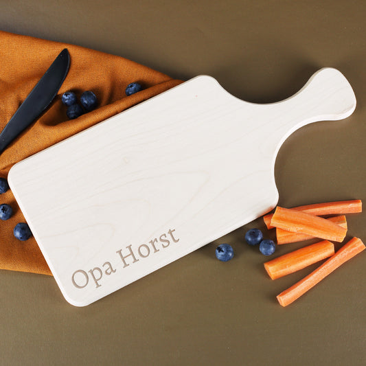 Brettchen aus Holz mit Griff und Name graviert