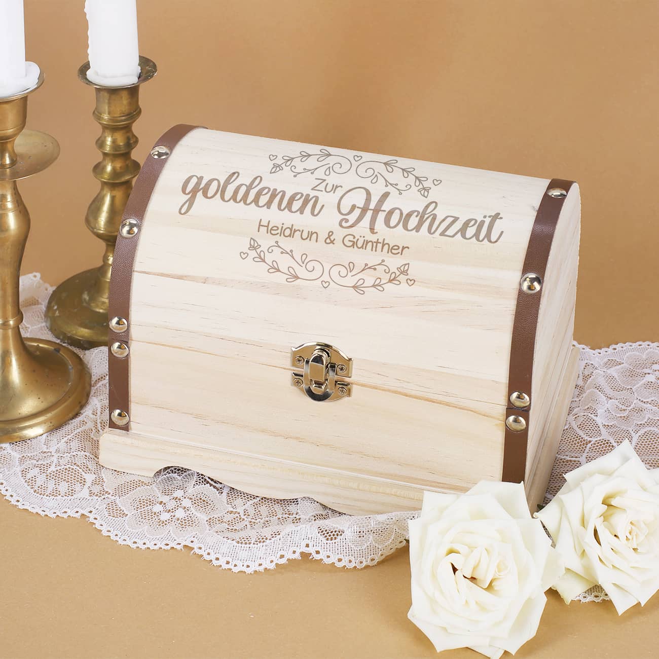 hochzeit geldgeschenke aufbewahren Schatztruhe als Geldgeschenk zur goldenen Hochzeit mit Gravur von Namen oder Text erhältlich in 3 Größen mit Lederbändern & Metallverschluss als Geschenkverpackung – geschenke-online.de