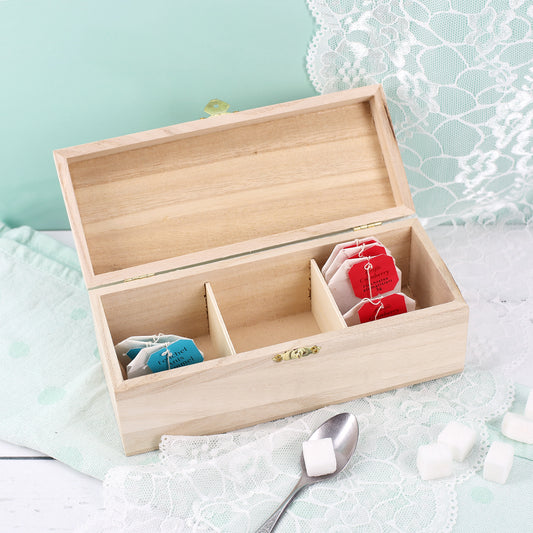 Geöffnete Teebox aus Holz mit drei Fächern zur Aufbewahrung von Teebeuteln