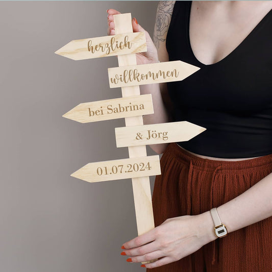 Gravierter Wegweiser zur Hochzeit