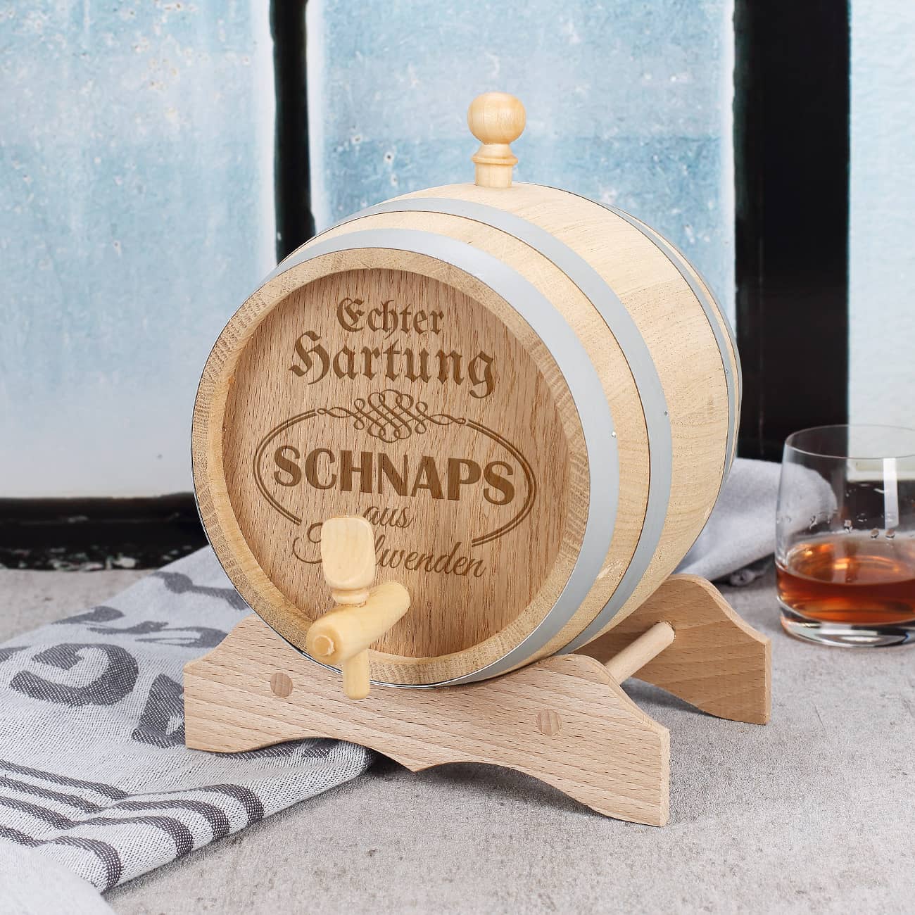 schnaps aufbewahrung Holzfass aus Eiche für Schnaps wird mit Wunschname und Ort graviert – geschenke-online.de