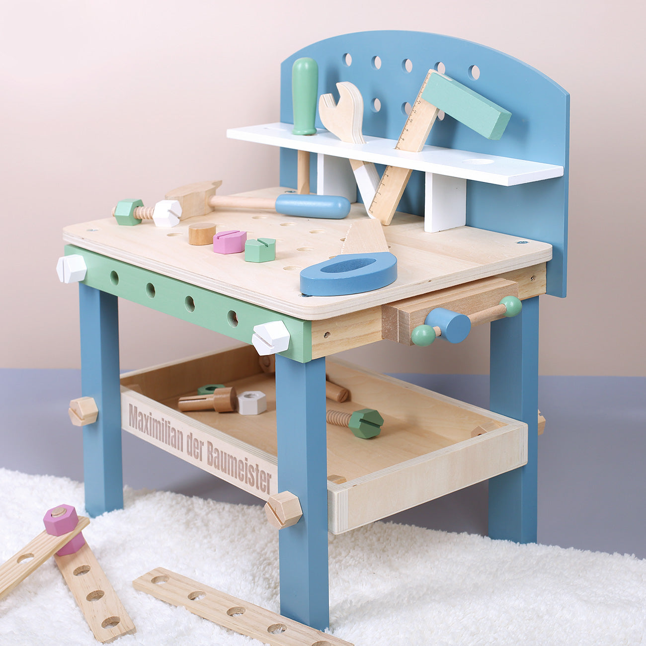 Kleine Werkbank aus Holz mit persönlicher Gravur