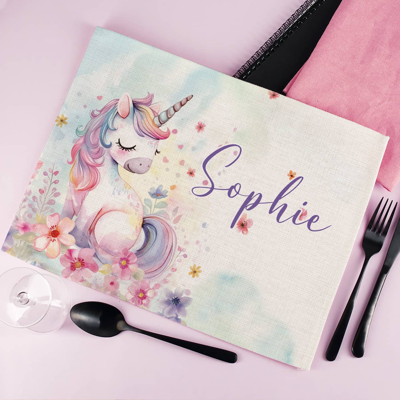 Stoff Platzdeckchen für Kinder mit Einhorn als Motiv & Name nach Wunsch bedruckt bis 40°C waschbar aus 100% Polyester –