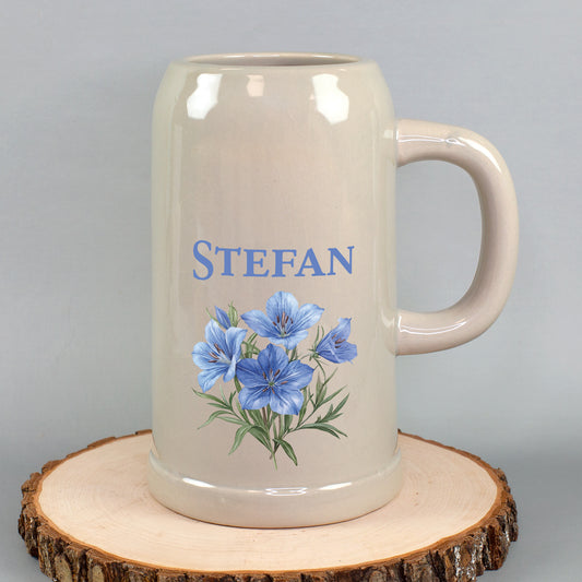 Großer Bierkrug mit Namen Stefan und blauem Enzianblumen-Motiv auf Holzscheibe