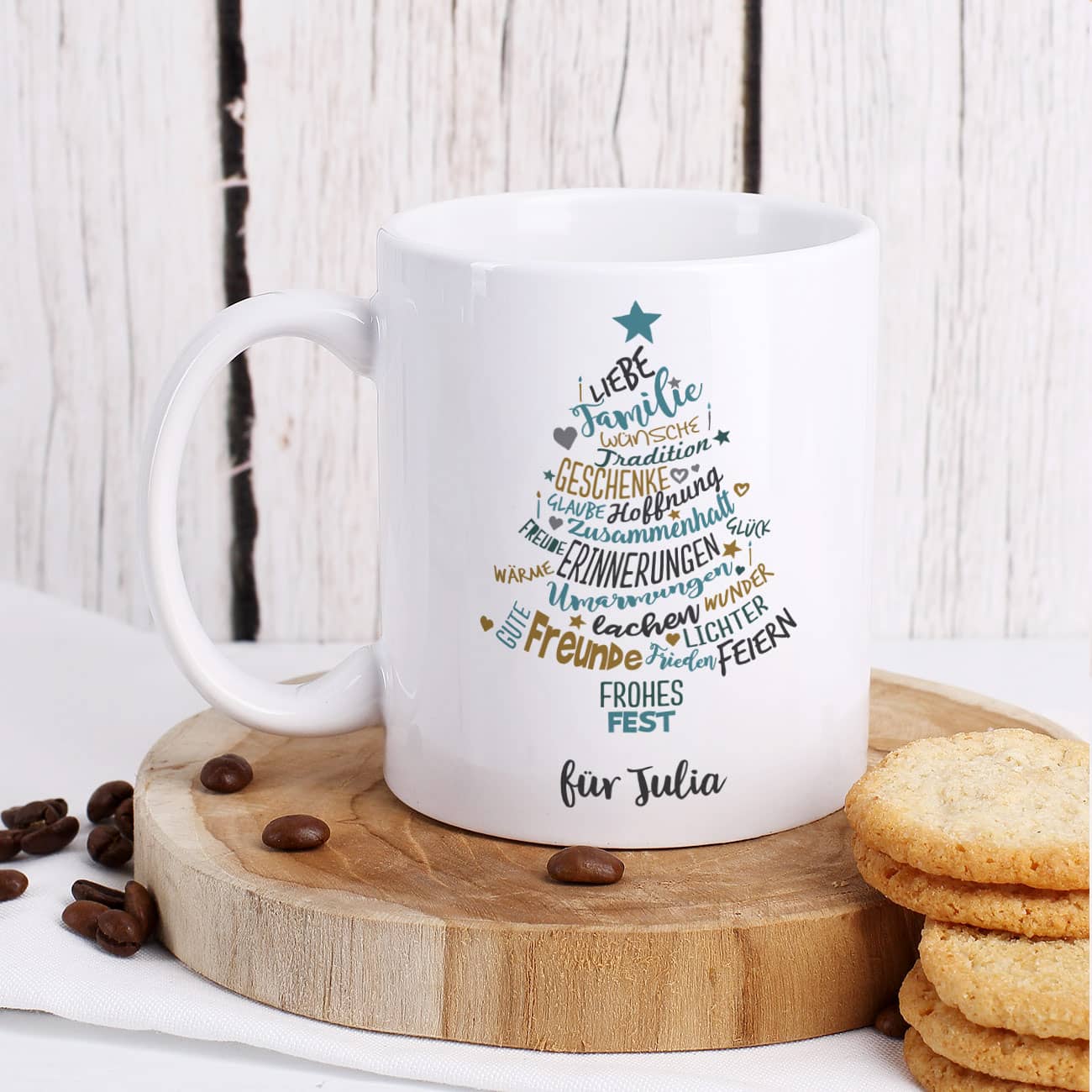 Weiße Tasse mit weihnachtlichem Motiv und Wunschtext –