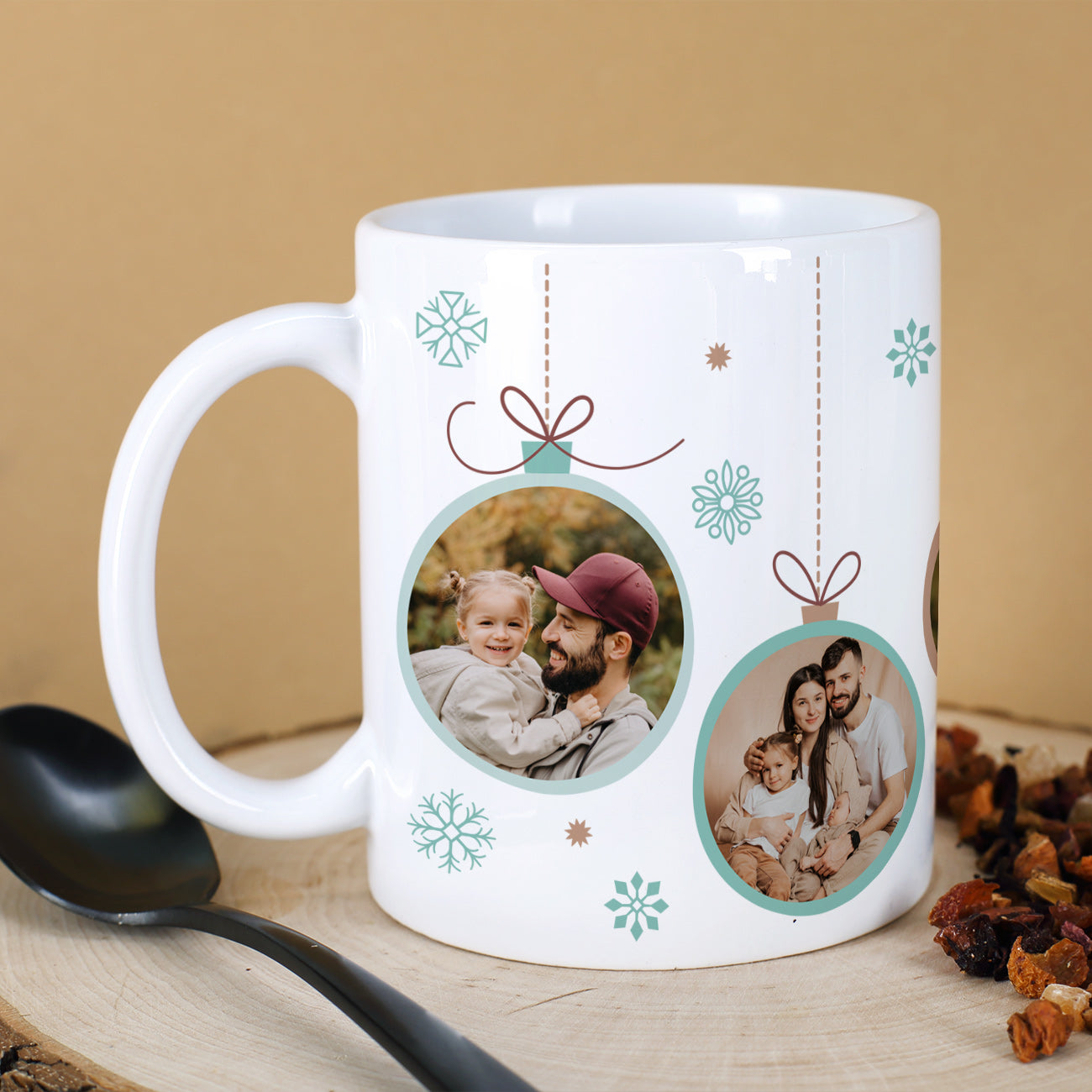 Fototasse mit Weihnachtskugel-Motiv in verschiedenen Farben –