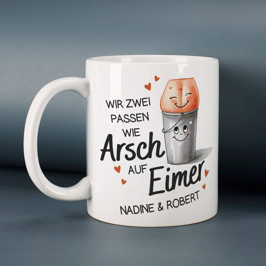 Wir zwei passen wie Arsch auf Eimer - Tasse mit Ihren Wunschnamen