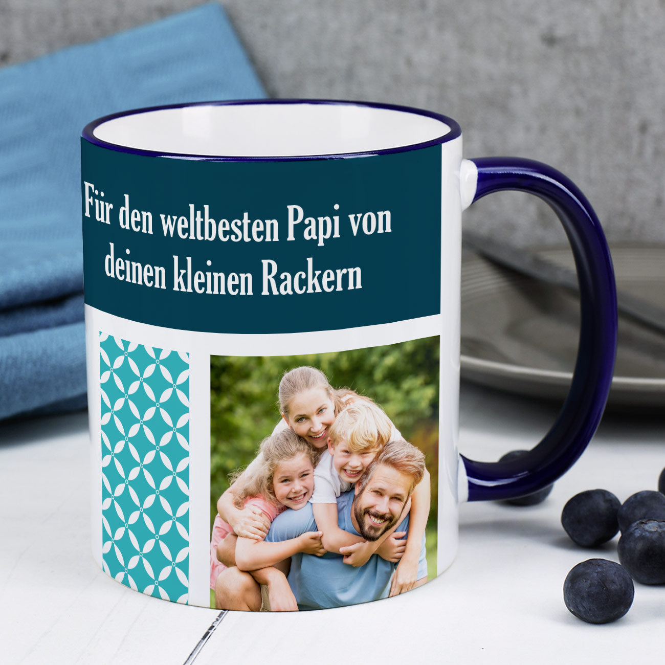 Fototasse aus weißer Keramik mit blauem Design bedruckt mit 3 Fotos & Text nach Wunsch –