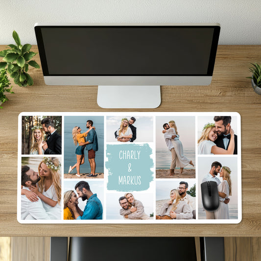 XXL-Mousepad mit 10 Fotos und Wunschtext in der Mitte – auf Schreibtisch mit Monitor und Maus arrangiert