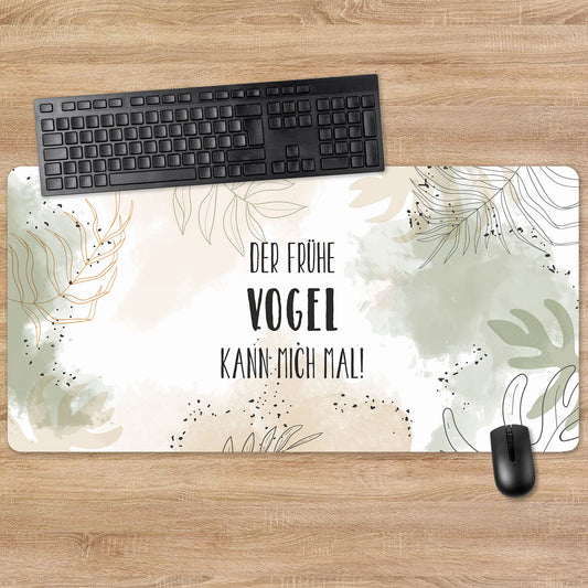 Mousepad mit Pflanzen-Design flach auf Tisch – Tastatur & Maus darauf arrangiert