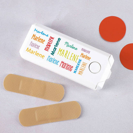 Weiße Kunststoffbox für Pflaster mit Name personalisiert