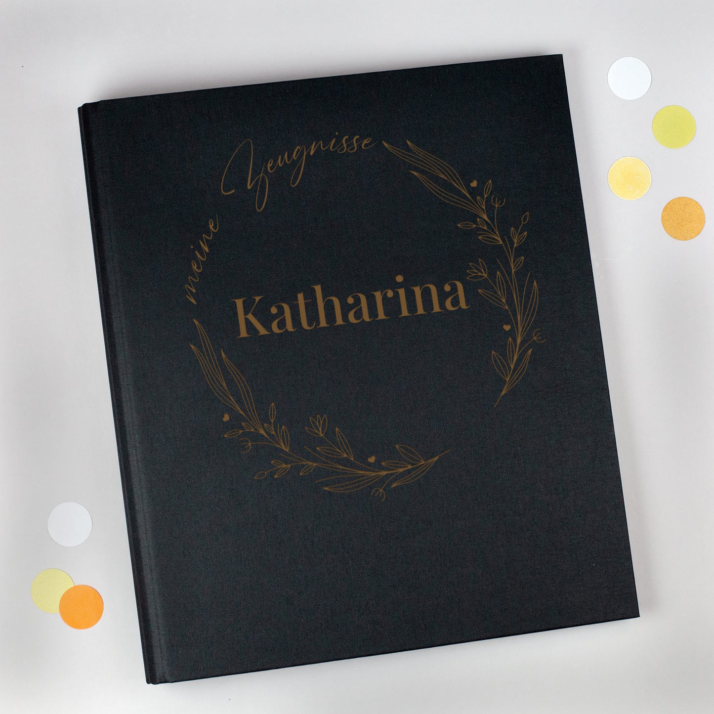 Schwarze Zeugnismappe aus Leinen mit floralen Lineart-Elementen, Aufdruck „meine Zeugnisse“ und personalisiertem Namen „Katharina“.