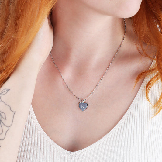 Kette mit Herz Anhänger & Gravur einer Initiale in Silber getragen am Hals