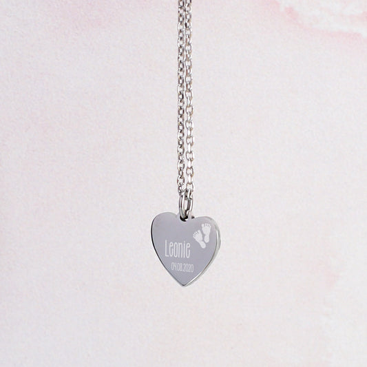Nahaufnahme der silbernen Leonardo Herzkette zur Geburt mit Name und Datum des Babys graviert