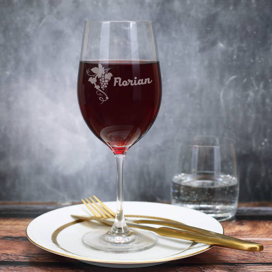 Modernes Weinglas mit Namensgravur und Weinrebe graviert