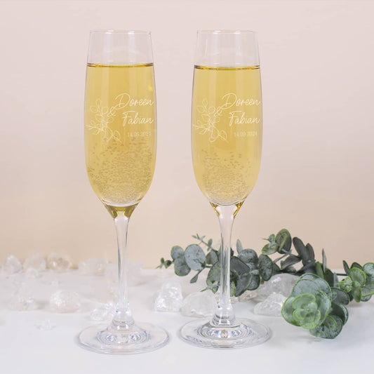 2 Sektgläser zur Hochzeit mit Eukalyptuszweig graviert