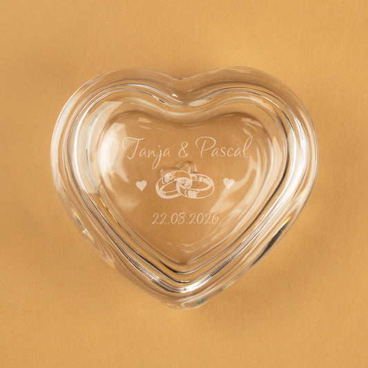 Geschlossene gravierte Herz-Glasdose mit Namen und Datum auf goldenem Hintergrund