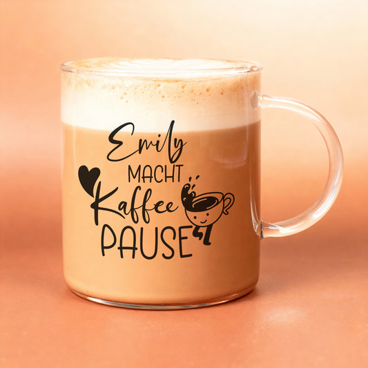 Personalisierte Leonardo-Kaffeetasse mit Name „Emily“ und Kaffeepause-Spruch vor warmem Hintergrund