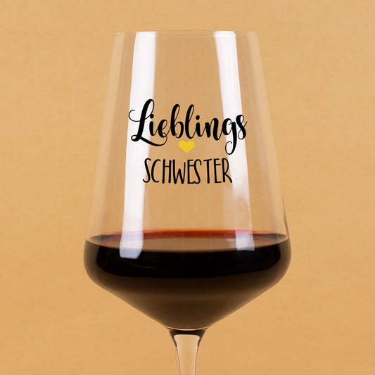 Detailansicht des Weinglases mit vorgedrucktem „Lieblings“ und ergänztem Wunschtext