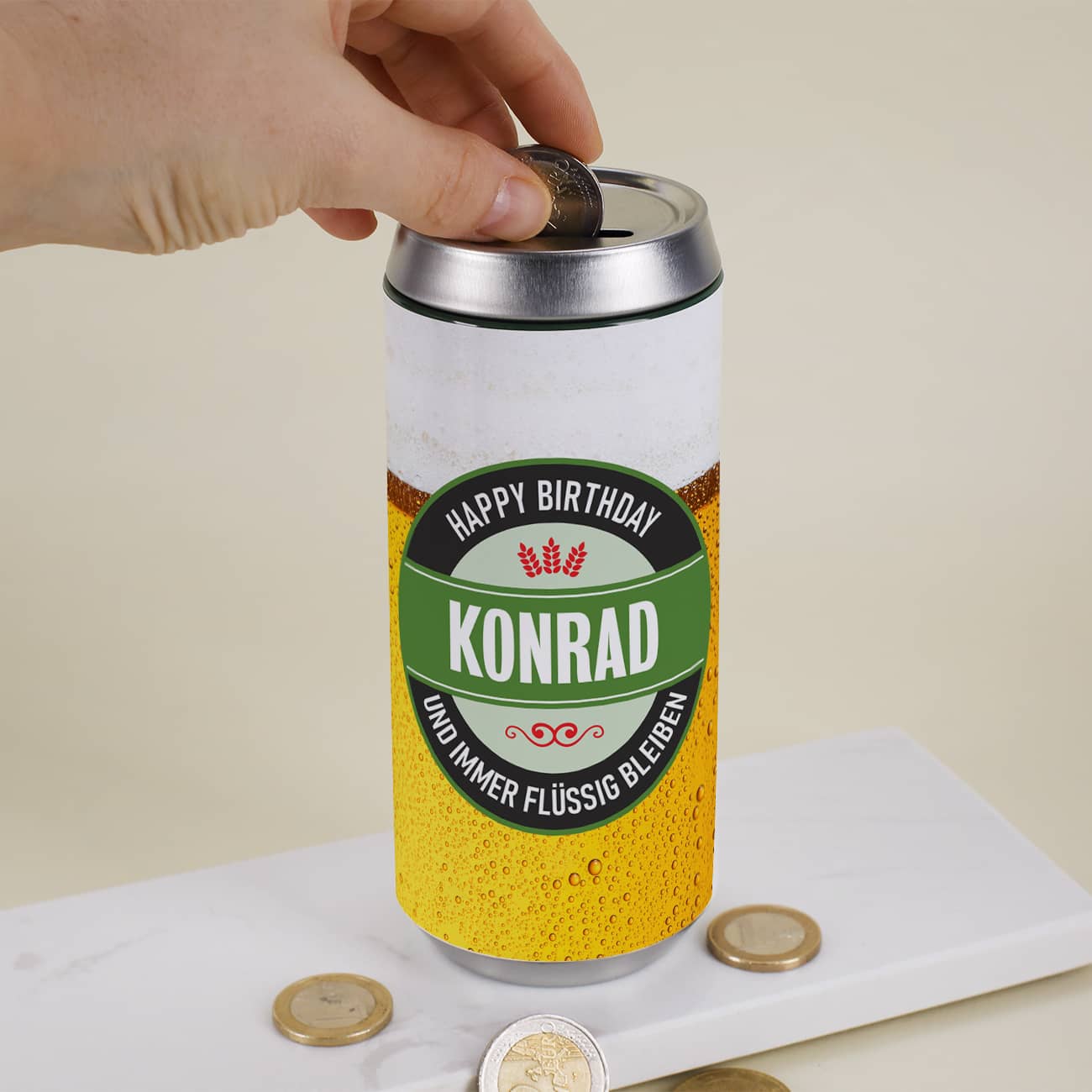 Bier Spardose in der Optik einer Bierdose mit 3 Zeilen Text nach Wunsch personalisiert als Geldgeschenk zum Vatertag, Geburtstag & für Männer geeignet –