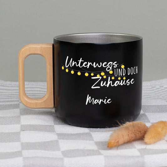 Schwarzer Edelstahlbecher mit Holzgriff und Motiv „Unterwegs und doch Zuhause“ mit Name Marie
