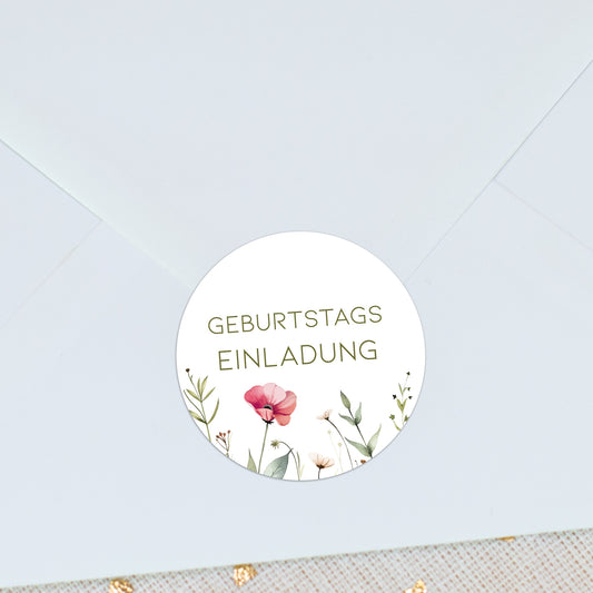 Detailaufnahme: Sticker mit personalisiertem Text auf weißem Hintergrund