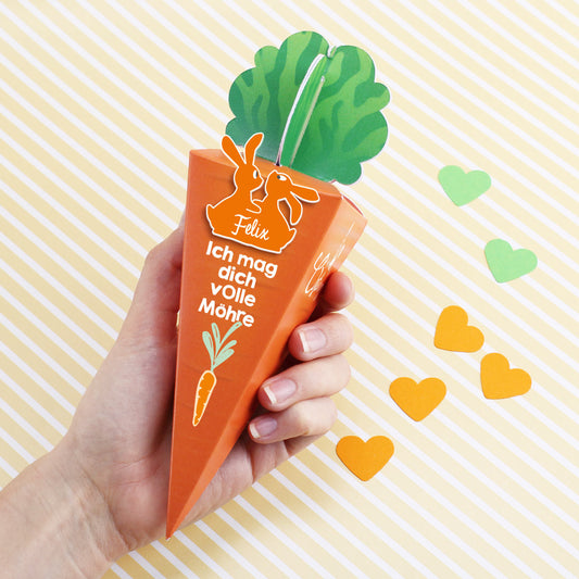 Ostergeschenk in Form einer mit Lindt Schokolade und Wunschname bedruckten Möhre aus Pappkarton