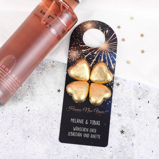 Flaschenahänger für kleine Flaschen mit Feuerwerksmotiv und Schokolade