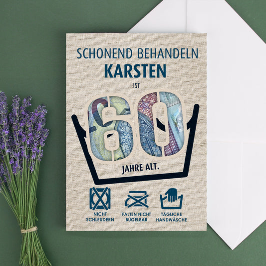 Geldgeschenkkarte 60. Geburtstag für Karsten, mit eingelegten Banknoten und Pflegehinweisen, Umschlag dahinter