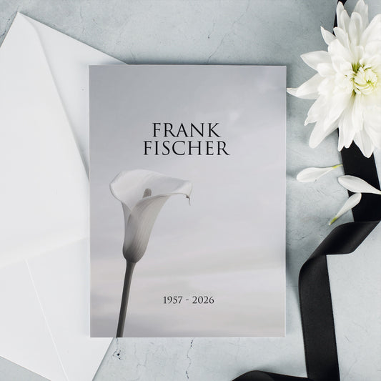 Trauerkarte mit Calla-Blume und Namensaufdruck Frank Fischer auf grauem Hintergrund