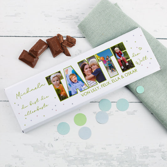 Personalisierte Schokoladentafel mit Fotos und Wunschtext als Geschenk für Tante, dekoriert mit Schokolade und Stoffserviette