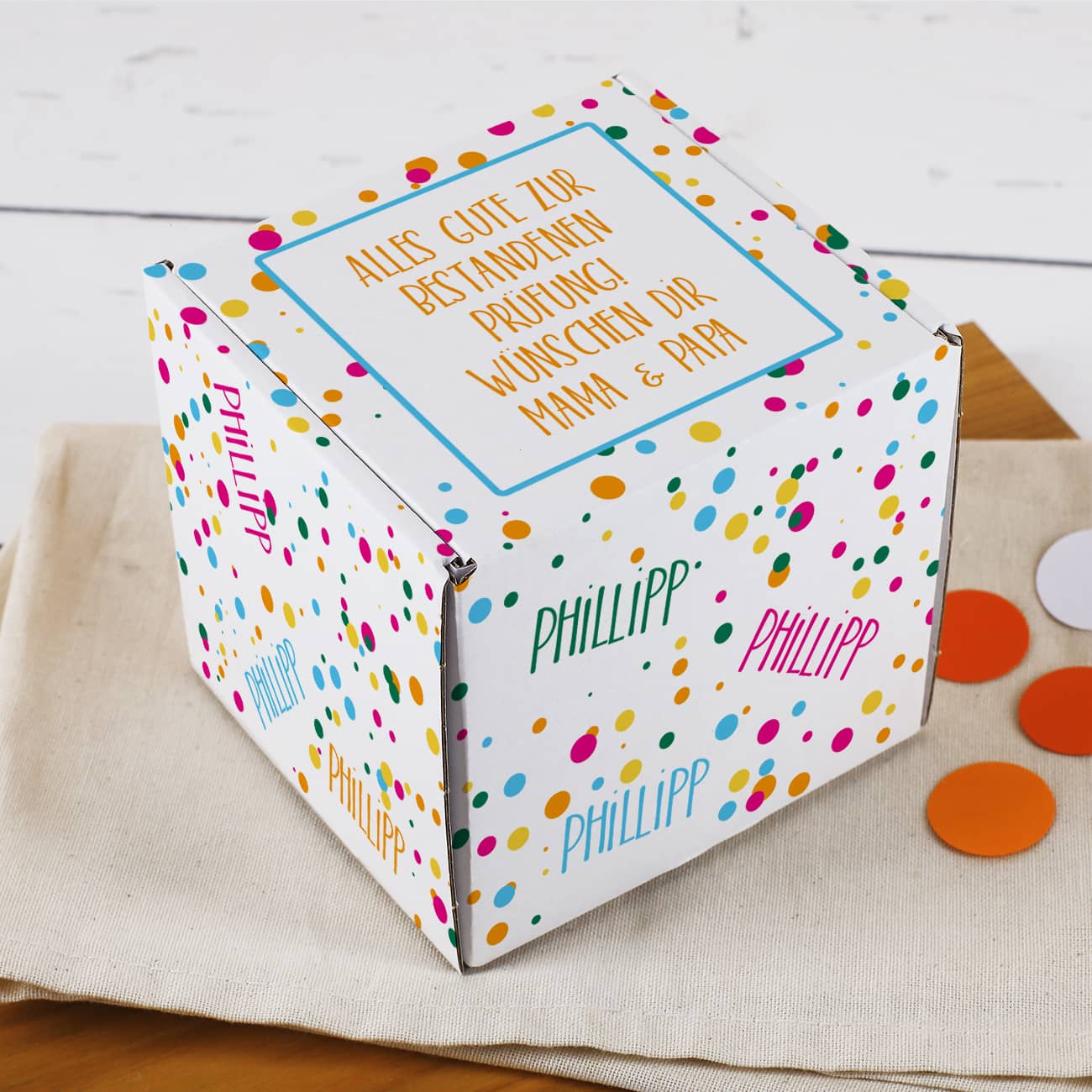 Kleiner Geschenkkarton mit Konfetti, Name und Wunschtext –