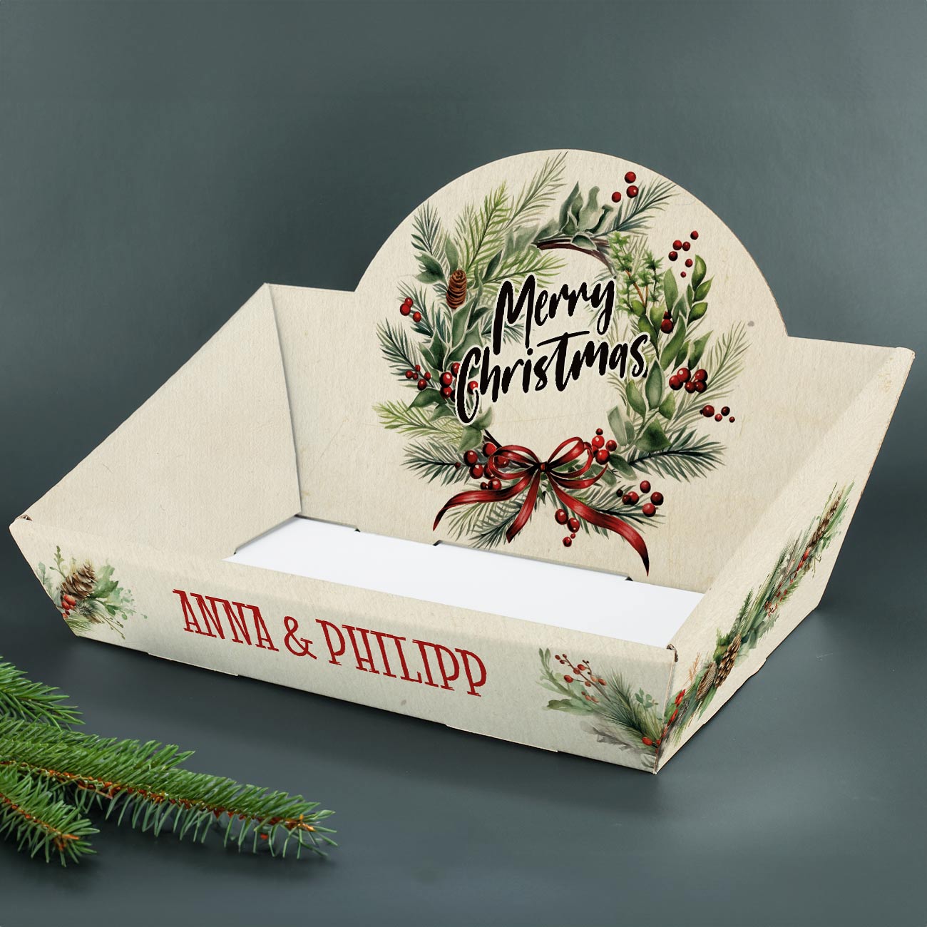 Weihnachtlicher Geschenkkorb aus Karton personalisiert –