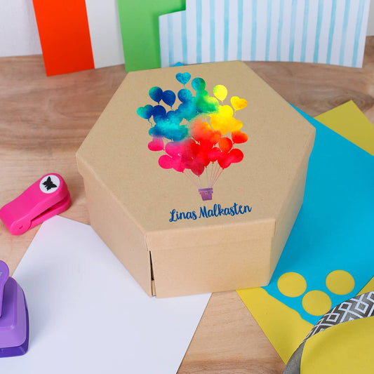 Bunt bedruckter Malkasten, mit vielen Stiften